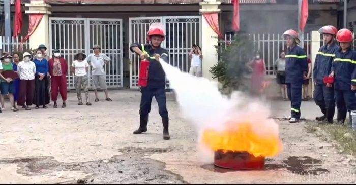 Thực tập phương án phòng cháy, chữa cháy tại chợ A Mường Lò.