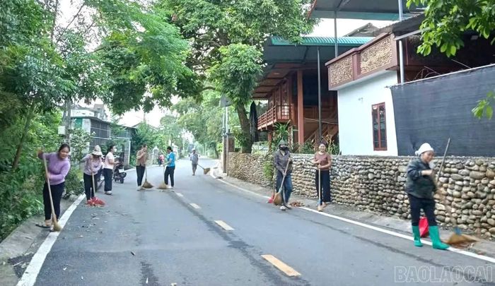 Nhân dân Tổ dân phố Xà Rèn quét dọn đường phố chuẩn bị chào đón sự kiện.
