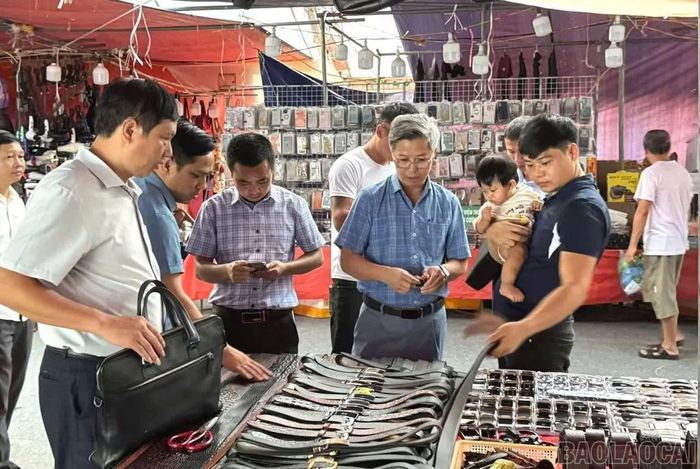 Lãnh đạo phường Trung Tâm kiểm tra hàng hóa bày bán tại hội chợ.