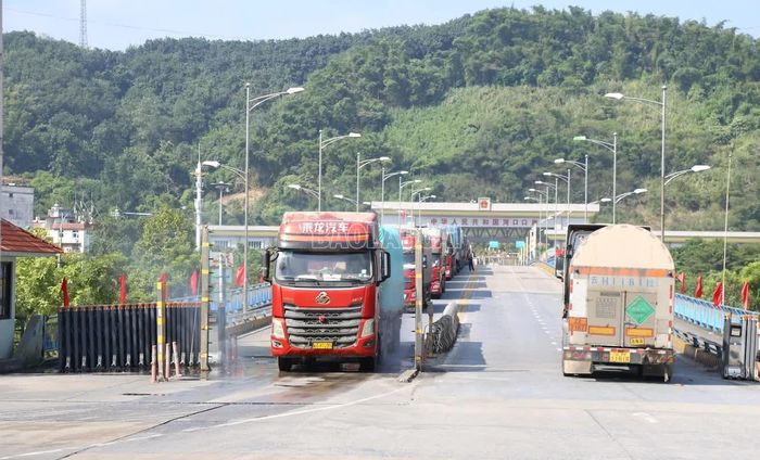 Hoạt động thông quan hàng hóa tại cửa khẩu Lào Cai góp phần đưa tổng giá trị xuất nhập khẩu, mua bán, trao đổi hàng hóa đạt gần 3 tỷ USD.