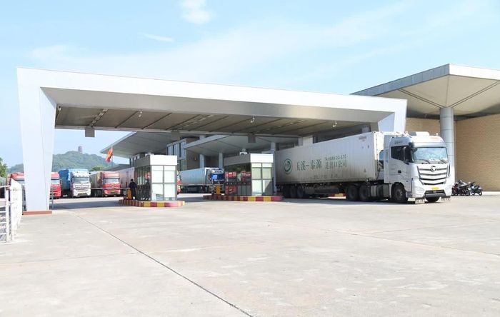 Hoạt động xuất nhập khẩu hàng hóa qua cửa khẩu Lào Cai diễn ra sôi động trong 9 tháng năm 2026.