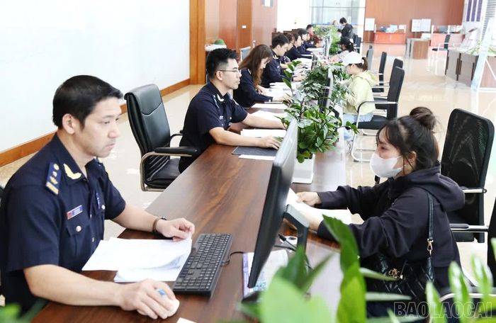 Hoạt động xuất nhập khẩu qua cửa khẩu Lào Cai sôi động, góp phần thúc đẩy thương mại biên giới và tăng thu ngân sách.