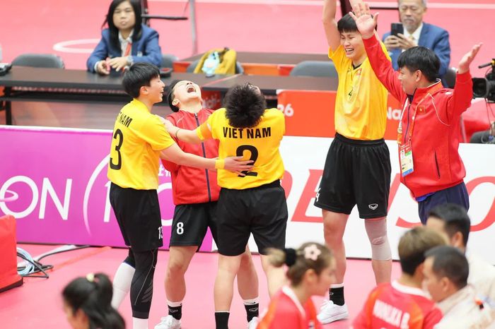 Cầu mây 4 nữ Việt Nam trải qua trận chung kết đầy kịch tính trước Thái Lan, đặc biệt sau khi bỏ lỡ match point ở set 2. Ảnh Vietnamnet