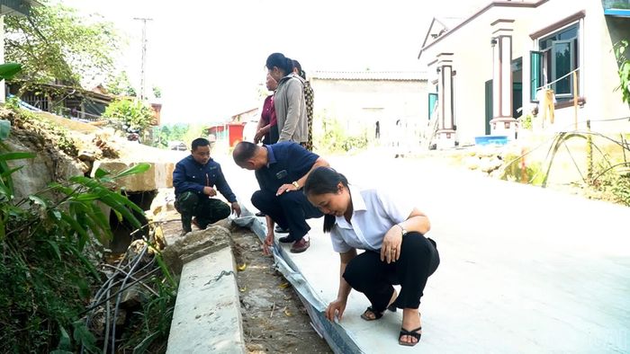 Người dân tham gia dịch rào, hiến đất làm đường giao thông nông thôn.