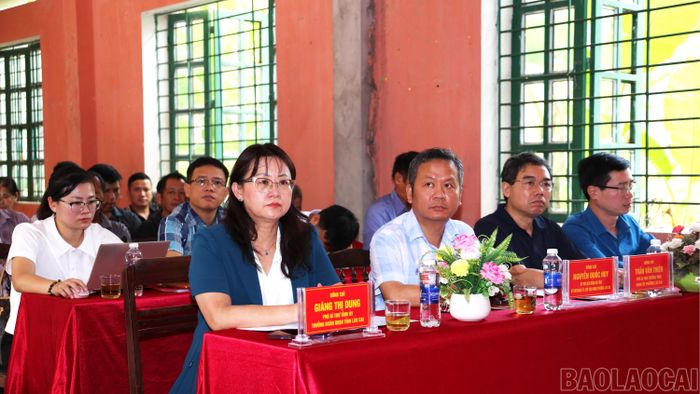  Đồng chí Giàng Thị Dung - Phó Bí thư Tỉnh ủy, Trưởng Đoàn đại biểu Quốc hội tỉnh dự sinh hoạt thường kỳ tháng 10 của Chi bộ tổ dân phố số 45 Bản Phiệt. 