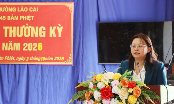 Đồng chí Giàng Thị Dung - Phó Bí thư Tỉnh ủy, Trưởng Đoàn đại biểu Quốc hội tỉnh phát biểu tại buổi sinh hoạt Chi bộ tổ dân phố số 45 Bản Phiệt.