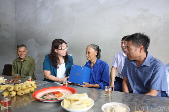 Đồng chí Giàng Thị Dung thăm, nắm tình hình và tặng quà người dân ở tổ dân phố 45 Bản Phiệt.