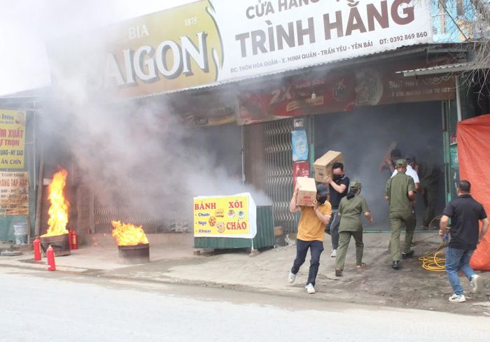 Các thành viên Tổ liên gia an toàn phòng cháy, chữa cháy Tổ dân phố số 3, phường Âu Lâu thực tập phương án chữa cháy và cứu nạn cứu hộ.
