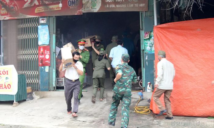 Các lực lượng phối hợp di chuyển tài sản ra khỏi khu vực nguy hiểm đến vị trí an toàn.