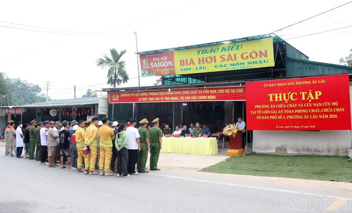  Buổi thực tập tập phương án chữa cháy và cứu nạn cứu hộ tại Tổ liên gia an toàn phòng cháy, chữa cháy Tổ dân phố số 3, phường Âu Lâu 