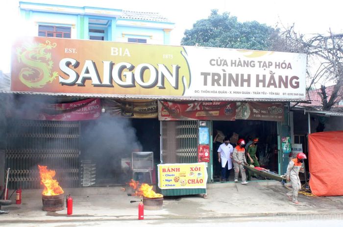 Các lực lượng phối hợp đưa người bị nạn ra khỏi khu vực nguy hiểm.