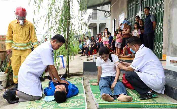Lực lượng y tế sơ cứu người bị thương trong tình huống giả định.