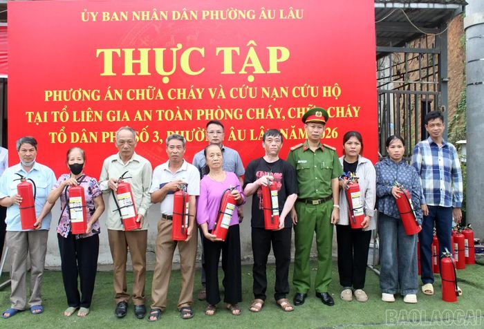 Các hộ dân được trao tặng bình chữa cháy xách tay tại buổi diễn tập.