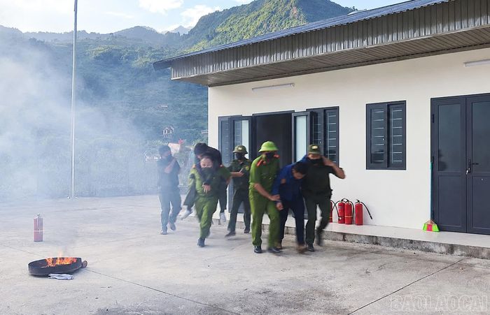 Các lực lượng phối hợp đưa người bị nạn ra khỏi khu vực nguy hiểm đến nơi an toàn.