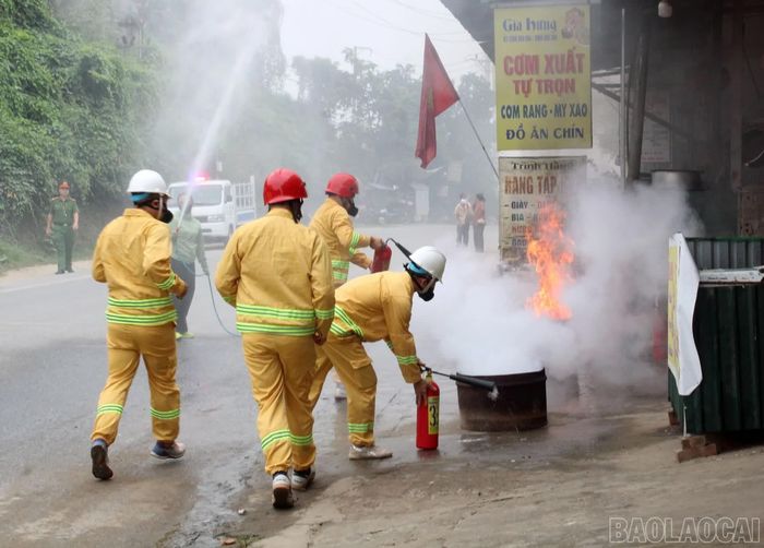Lực lượng phối hợp tham gia thực tập phương án chữa cháy và cứu nạn cứu hộ.