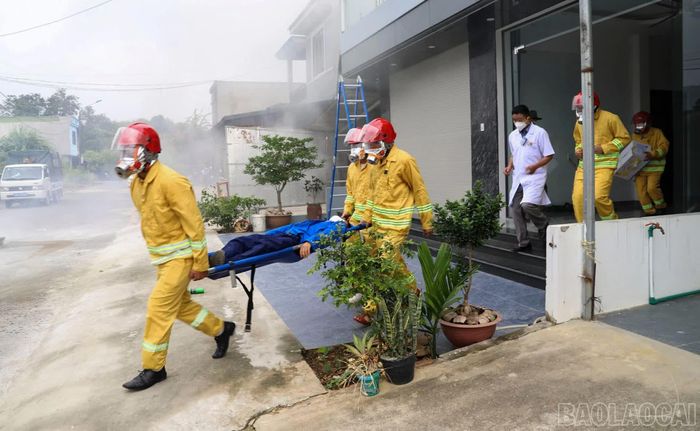 Các lực lượng thực hành cứu người bị thương trong tình huống giả định tại buổi thực tập.