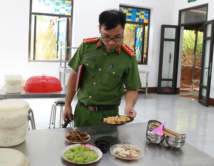 Cán bộ cơ sở kiểm tra thực phẩm trước khi đưa vào bữa ăn của học viên.