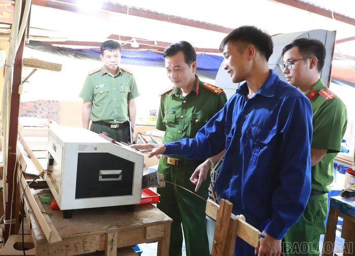 Đại tá Trần Quốc Huy - Phó Giám đốc Công an tỉnh Lào Cai thăm hỏi, động viên học viên Cơ sở cai nghiện ma túy số 2.
