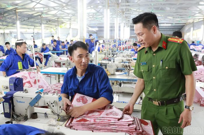 Trong không gian ấy, cán bộ duy trì nền nếp sinh hoạt, thường xuyên nắm bắt tâm tư của học viên. Khi học viên lo lắng, sự lắng nghe và động viên kịp thời giúp họ hiểu rõ hơn ý nghĩa của việc kiên trì điều trị.