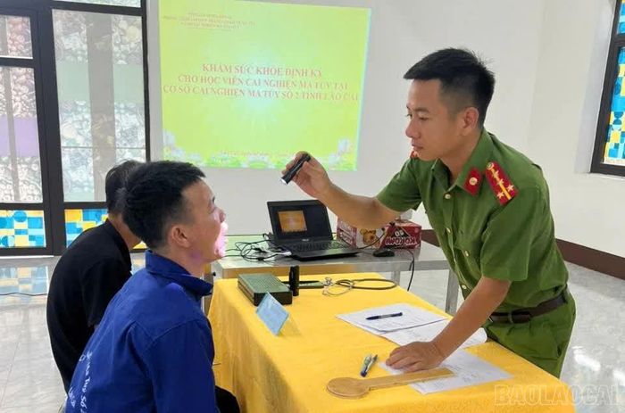 Kỷ luật nhưng gần gũi. Cán bộ giải thích để học viên hiểu và chấp hành quy định, đồng thời theo dõi diễn biến tư tưởng để có sự hỗ trợ phù hợp. Gia đình yên tâm hơn khi người thân được chăm sóc, quản lý, học tập và rèn luyện tại cơ sở. Sự tin tưởng ấy góp phần giúp học viên kiên trì điều trị, vững tin trở về với cộng đồng.
