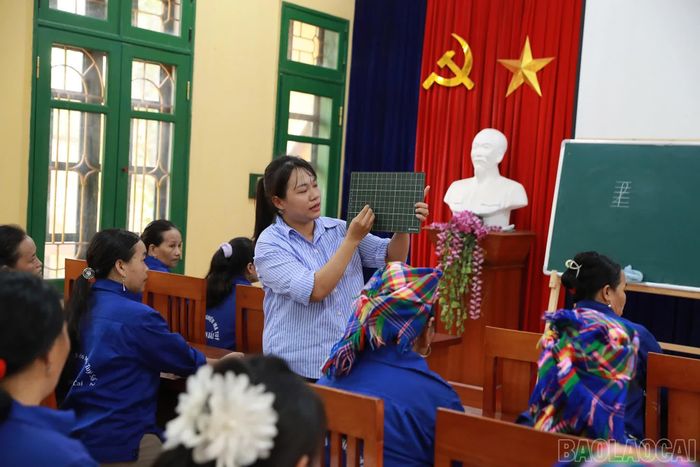 Ở lớp học trên đảo, học viên vừa tiếp thu con chữ, vừa tiếp thu những kiến thức, kỹ năng làm ra một sản phẩm.