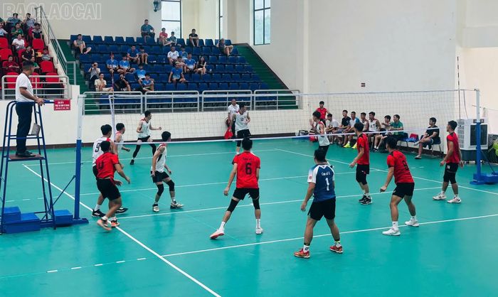 Trận chung kết diễn ra giữa đội cụm thi đua số 4 (Trấn Yên) và cụm thi đua số 3 (Thác Bà).