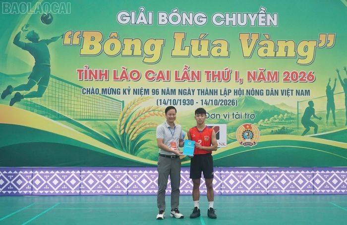 Ban tổ chức trao giải cá nhân cho vận động viên xuất sắc.
