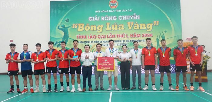 Ban tổ chức trao giải Nhì cho cụm thi đua số 3 (Thác Bà).