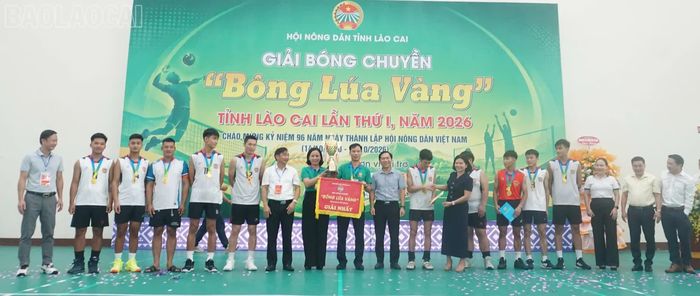Ban tổ chức trao giải Nhất cho cụm thi đua số 4 (Trấn Yên).
