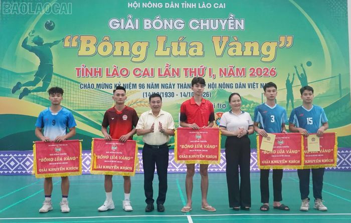 Ban tổ chức trao 5 giải Khuyến khích cho đại diện các đội bóng tham dự giải.