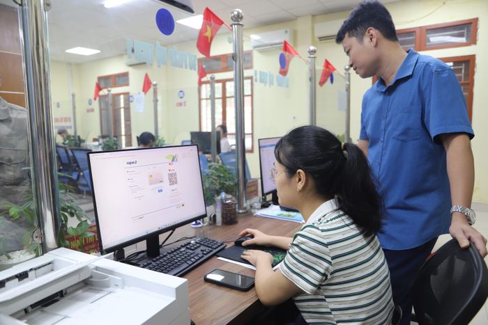 Nhiều người dân thanh toán phí, lệ phí qua tài khoản ngân hàng trong thực hiện thủ tục hành chính.