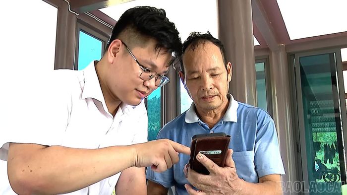 Ông Hà Văn Liêm (áo xanh) thanh toán tiền mua măng nhanh chóng qua ứng dụng số.