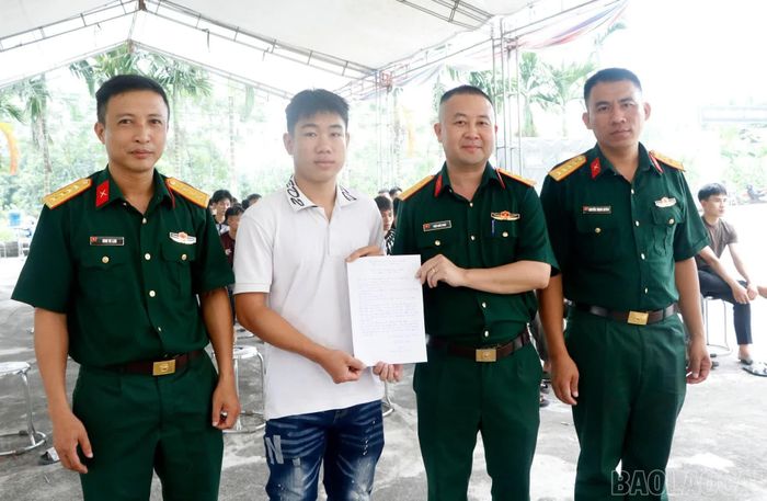 Ban Chỉ huy Quân sự xã Quy Mông tiếp nhận đơn tình nguyện nhập ngũ của thanh niên trên địa bàn.