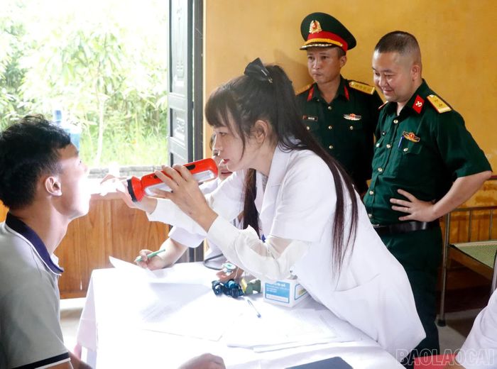 Các thanh niên tham gia khám thể lực tổng quát.