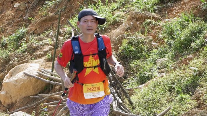 Vận động viên ở cự ly 25 km đang về đích.