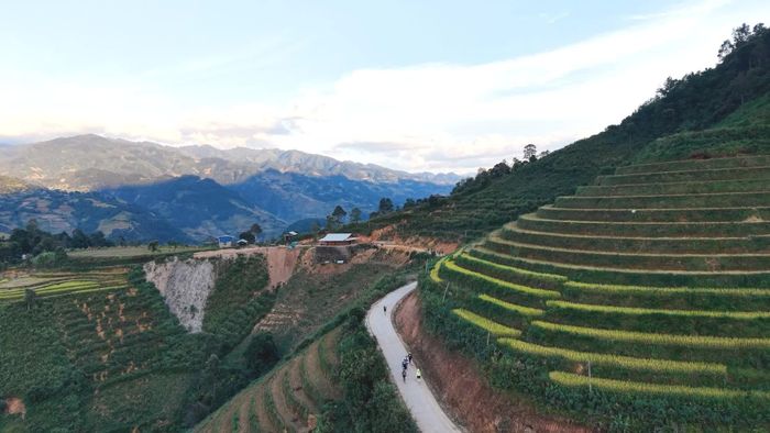 Cung đường đua đi qua các bản làng và ruộng bậc thang.