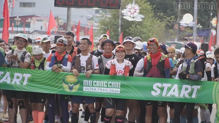 Các vận động viên cự ly 160 km chuẩn bị xuất phát.