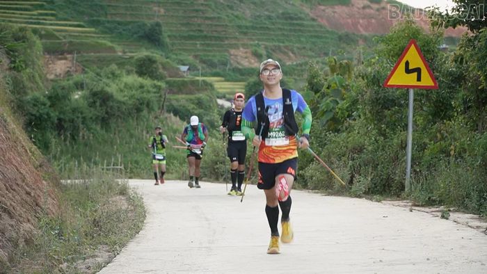 Các vận động viên ở cự ly 100 km nỗ lực ngay từ những km đầu tiên.