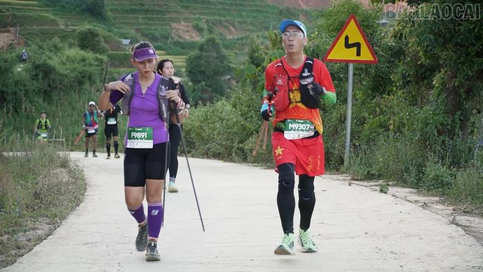 Các vận động viên cự ly 100 km đang nỗ lực trên đường đua.