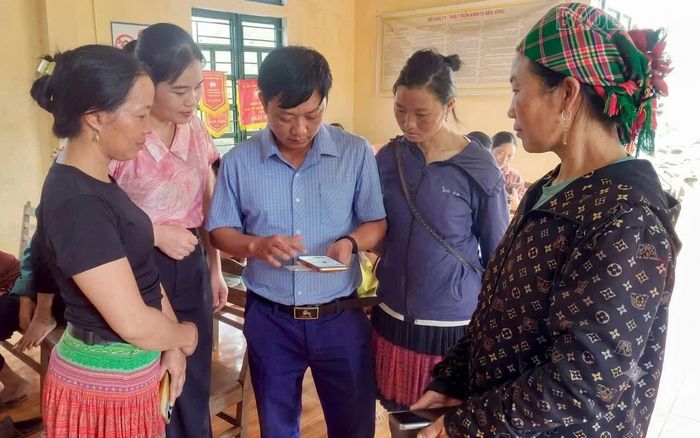 Người dân được Tổ công nghệ số hướng dẫn sử dụng các ứng dụng trên điện thoại thông minh.