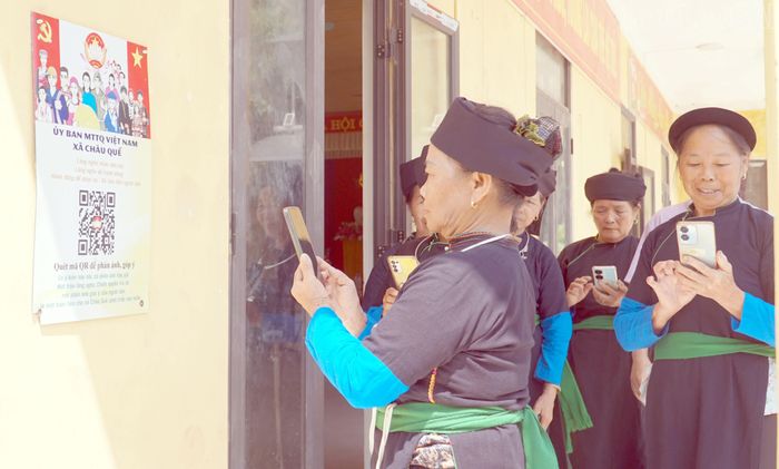 Bà Đặng Thị Lệnh và người dân thôn Ngọc Châu sử dụng quét mã QR.