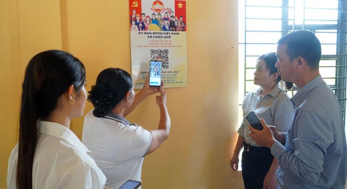 Mã QR "Quét mã QR - Lắng nghe ý kiến Nhân dân" được dán tại nhà văn hóa thôn Đồng Tâm, xã Châu Quế để người dân thuận tiện sử dụng.