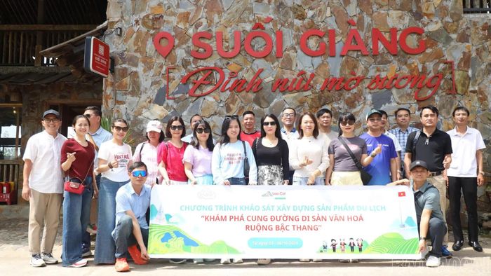 Đoàn khảo sát chụp ảnh lưu niệm tại Khu Du lịch Suối Giàng.