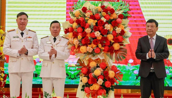 Thay mặt lãnh đạo tỉnh, đồng chí Bùi Thắng - Phó Bí thư Tỉnh ủy tặng lẵng hoa chúc mừng Ngày Truyền thống lực lượng Cảnh sát PCCC và CNCH