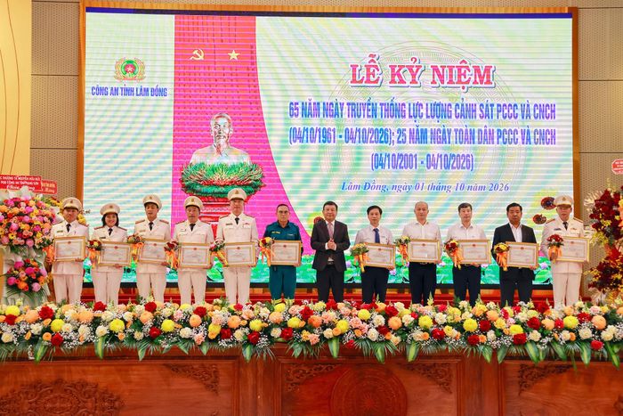 Đồng chí Bùi Thắng, Phó Bí thư Tỉnh ủy trao Bằng khen của Chủ tịch UBND tỉnh cho các tập thể, cá nhân có thành tích xuất sắc trong phong trào PCCC và CNCH