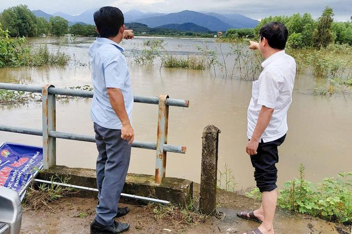 Chủ tịch UBND xã Nam Thành Đoàn Công Hòa (áo trắng, bên phải) đi thực địa kiểm tra, thực tế và chỉ đạo ứng phó ngập lụt