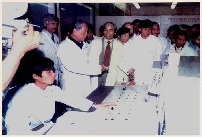 Tổng Bí thư Lê Duẩn thăm Viện NCHN Đà Lạt năm 1984. (Ảnh Viện NCHN)