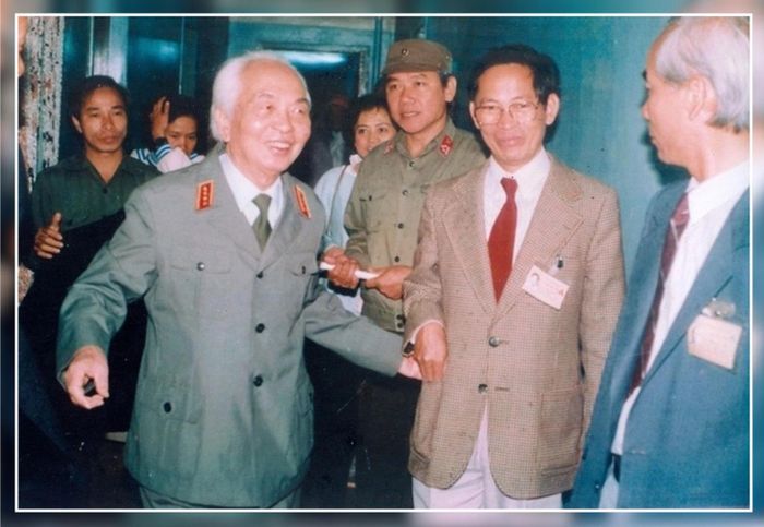 Cố Đại tướng Võ Nguyên Giáp trong lần tới thăm lò phản ứng hạt nhân Đà Lạt. (Ảnh Viện NCHN)