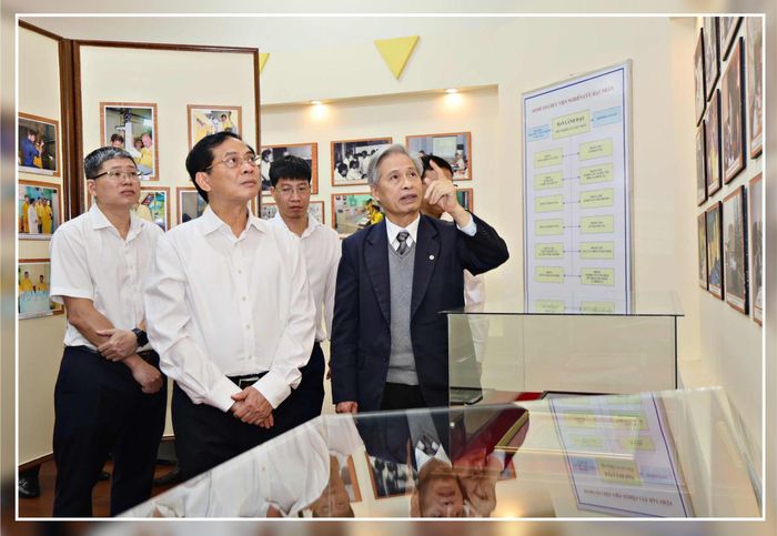 PGS. TS Nguyễn Nhị Điền, nguyên Viện trưởng Viện Nghiên cứu Hạt nhân báo cáo với nguyên Phó Thủ tướng Bùi Thanh Sơn quá trình lịch sử hoạt động của Viện (ảnh chụp tháng 7/2025)