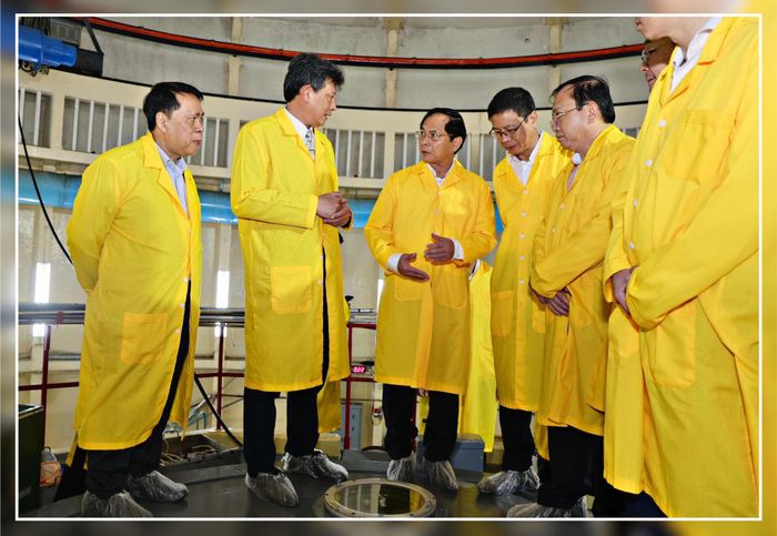 Lãnh đạo Viện Nghiên cứu Hạt nhân báo cáo, trao đổi với nguyên Phó Thủ tướng Chính phủ Bùi Thanh Sơn khi kiểm tra khu vực Lò phản ứng hạt nhân vào tháng 7/2025